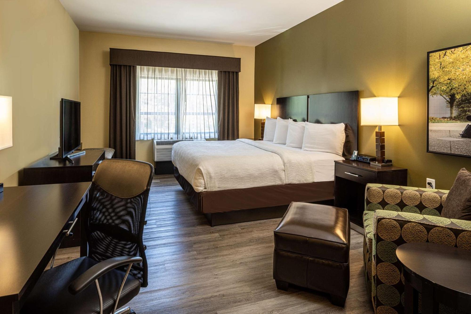 Best Western Plus Franciscan Square Inn & Suites Steubenville Exterior photo