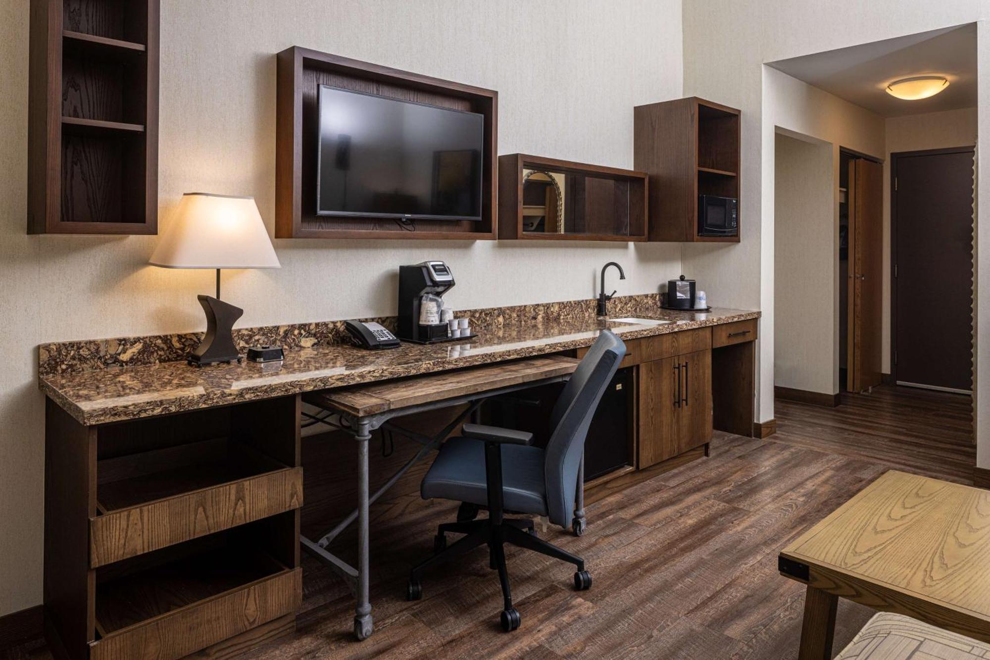 Best Western Plus Franciscan Square Inn & Suites Steubenville Exterior photo